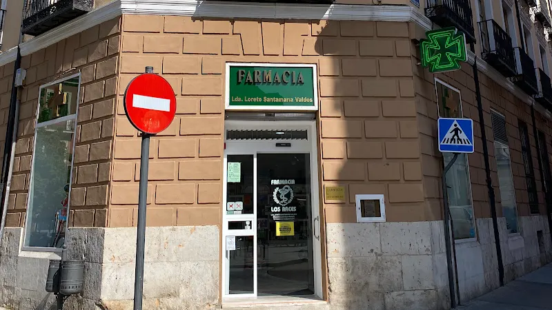 Farmacia Los Arces (Lda. Loreto Santamaría Valdés)