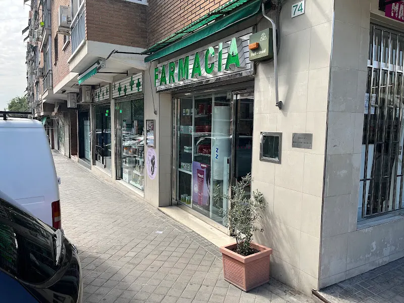 La Farmacia De Nicolás. Lda. Lucía Abadía Gámez - Farmacia en Madrid - foto 2