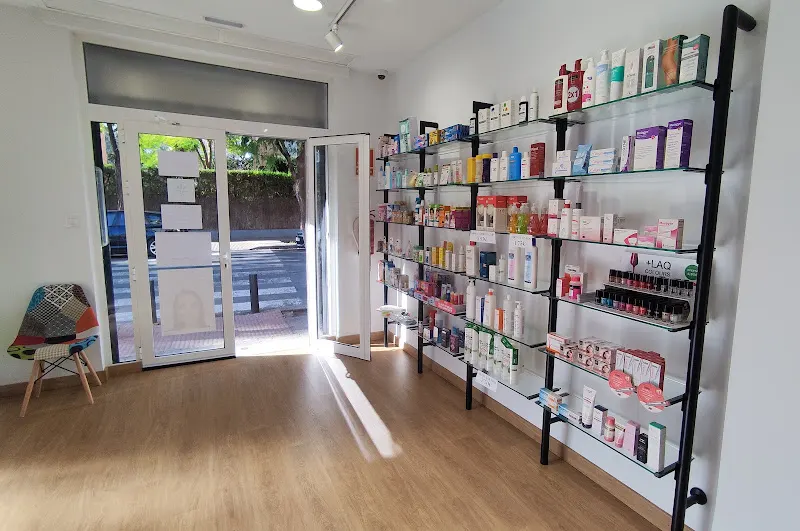 Farmacia Pedro Salvador. Gda. Ana Cirera Ocaña