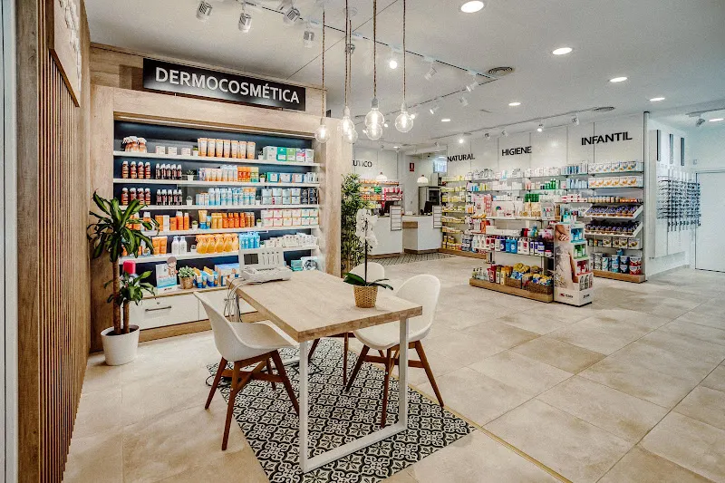 Farmacia Óptica emc+ - Farmacia en Sevilla - foto 2