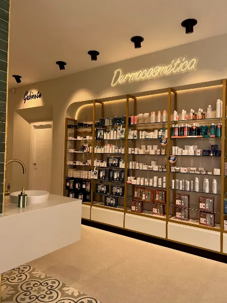 Farmacia Paraninfo by Yolanda Medina - Farmacia en Málaga - foto 2